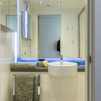 Gold En Suite - Image 7